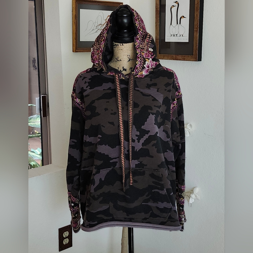 Johnny Was Hooded Camouflage Embroidered Sweatshirt Sz L
